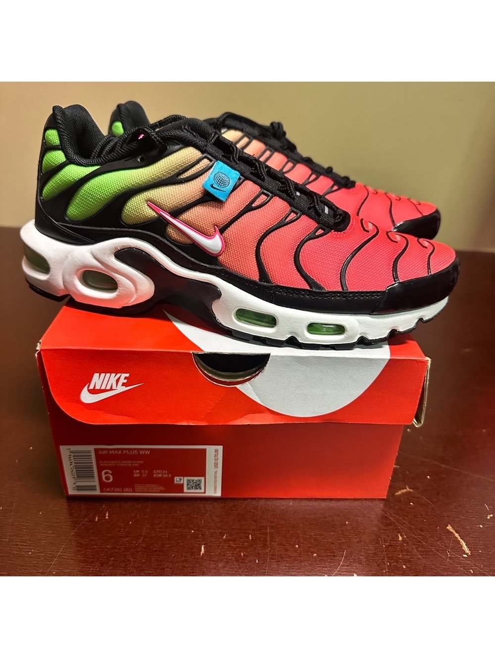 Nike Air Max Plus "Rainbow" Black-White-Viotech-Tm Red Womens Sz 6 [DZ3670-001]